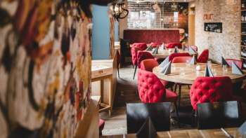 Weitwinkelaufnahme des PUR Restaurant & Bar mit einladendem Ambiente und liebevollen Details.