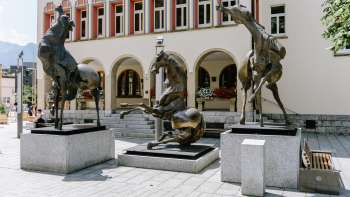 Bronzeskulptur Tre Cavalli von Nag Arnoldi vor dem Regierungsgebäude in Vaduz.