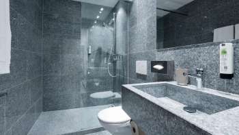 Badezimmer im Vaduzerhof by b_smart
