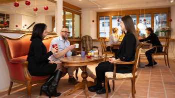 Drei Personen im Keramikcafé in Liechtenstein bei Kaffee und Tee in gemütlicher Lounge-Atmosphäre.