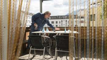 Lauschiger Terrassenplatz im Restaurant Made in Italy mit Sichtschutz und Stadtblick.