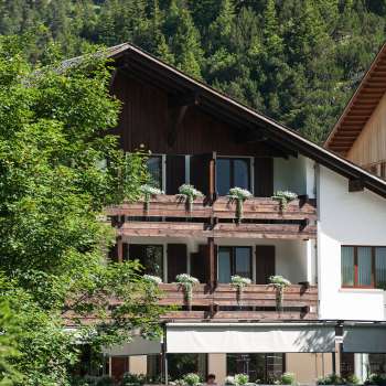 Aussenansicht Hotel Falknerei Galina
