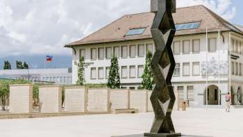 Skulptur Das Gebet von Heinz Mack auf dem Peter-Kaiser-Platz in Vaduz – abstrakte, vertikale Form aus dunklem Metall. Skulptur Das Gebet von Heinz Mack auf dem Peter-Kaiser-Platz in Vaduz – abstrakte, vertikale Form aus dunklem Metall.