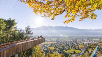 Aussichtsplattform am Walderlebnispfad in Vaduz mit Blick auf das sonnige Tal
