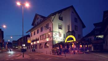 Außenansicht des Restaurant Adler am Abend, mit traditioneller Fassade und stimmungsvoller Beleuchtung