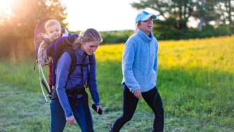Spaziergang im Riet mit Kleinkind Spaziergang mit Kleinkind