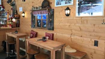 Gemütliche, alpenländisch eingerichtete Bar mit Hüttenflair