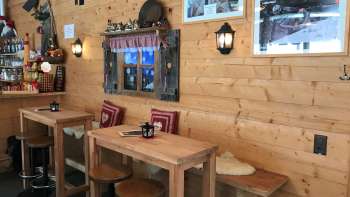 Gemütliche, alpenländisch eingerichtete Bar mit Hüttenflair