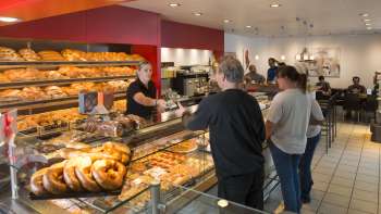 Verkaufsraum in der Bäckerei Konditorei Mündle in Mauren in dem Menschen Brot kaufen