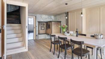 Esszimmer mit Esstisch und grossem Kastenofen