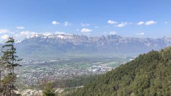 Aussicht von der Burg Schalun über das Rheintal mit der markanten Alpenkulisse im Hintergrund.