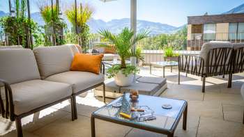 Terrassensitzplatz mit Cocktails und Blick auf die Liechtensteiner Alpen