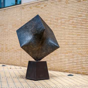 Skulptur eines Würfels bei der Bad Ragartz Skulpturenausstellung im Zentrum von Vaduz