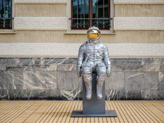 Silberne Astronauten-Skulptur mit goldfarbenem Visier bei der Bad Ragartz Skulpturenausstellung in Vaduz