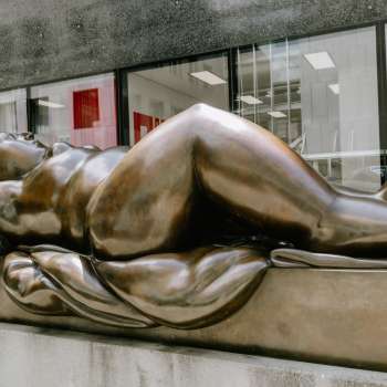 Bronzeskulptur einer liegenden Frau vor dem Kunstmuseum Liechtenstein in Vaduz.