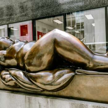 Skulptur einer liegenden Frau vor dem Kunstmuseum Liechtenstein in Vaduz