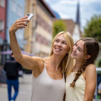 Zwei Frauen machen ein fröhliches Selfie im Vaduzer Städtle