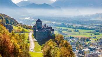 Schloss Vaduz mit Blick ins Rheintal und Berglandschaft.