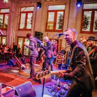 Musiker der Soulvision Allstars auf der Bühne des FL1.LIFE Festivals vor dem Regierungsgebäude in Vaduz