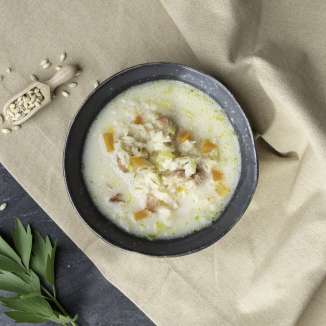 Cremige Gerstensuppe mit Gemüse und Speck – traditionelles Gericht aus Liechtenstein