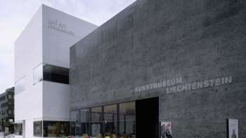 Aussenansicht des modernen Gebäudes des Kunstmuseums Liechtenstein mit der Hilti Art Foundation