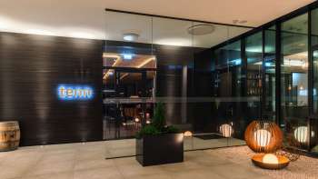 Außenansicht der Bar- und Restaurantlounge mit moderner Architektur und stilvollem Eingangsbereich.