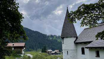 Kapelle von hinten, daneben der Malbunbach