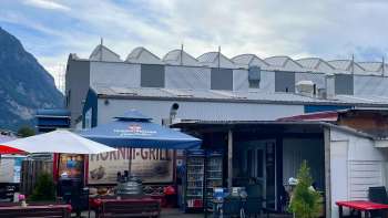 Hornligrill mit Tischen und Bänken im Freien