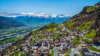 Blick auf Vaduz mit Bergen und Rheintal im Hintergrund