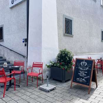 Rote Tische und Stühle vor dem Liechtensteinischen LandesMuseum