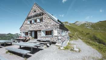 Pfälzerhütte in den Liechtensteiner Alpen, bei sonnigem Wetter