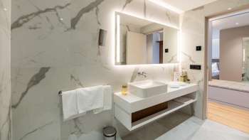 Modernes Badezimmer im Alpin Royal Hotel