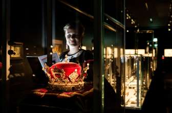 Fürstenhut_Gast_Vitrine_Schatzkammer