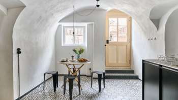 Eingang der Ferienwohnung mit rundem Esstisch und Küchenzeile