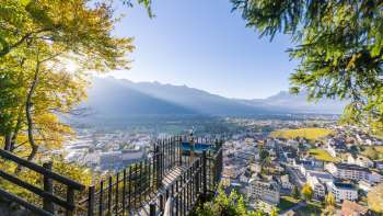 Blick von der Aussichtsterrasse über das sonnige Rheintal und die Stadt Vaduz.