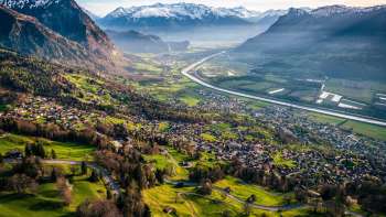 Aussicht auf das Rheintal und die umliegenden Berge