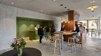 Lobbybereich mit Rezeption und Bar in der Jugendherberge Schaan/Vaduz