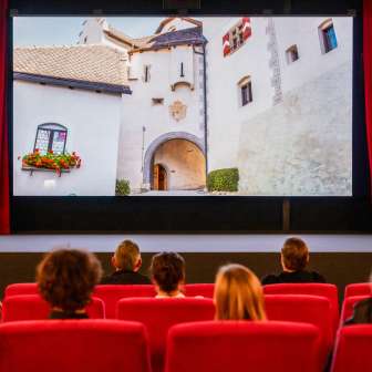 Besucher im alten Kino in Vaduz schauen einen Film mit Aufnahmen aus Liechtenstein