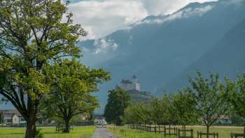 Weitblick von der Burg Gutenberg auf das Tal und die umliegenden Berge bei klarem Wetter