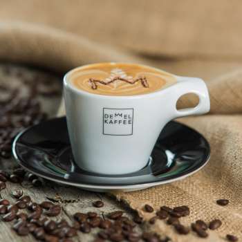 Ddetailaufnahme einer Kaffeetasse im Kaffee Demmel