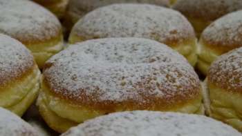 Detailaufnahme von Krapfen mit Staubzucker 