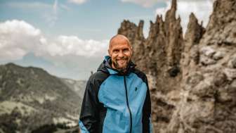 Marco Büchel beim Wandern in den Bergen Liechtensteins Marco Büchel geniesst eine Wanderung in der alpinen Berglandschaft Liechtensteins bei schönem Wetter