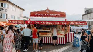 Roter Foodtruck auf dem Rathausplatz in Vaduz