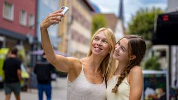Zwei Frauen machen ein fröhliches Selfie im Vaduzer Städtle