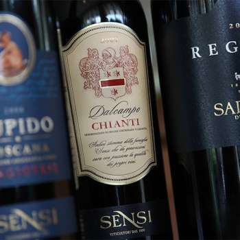 Nahaufnahme edler italienischer Rotweine, darunter Chianti und Sangiovese