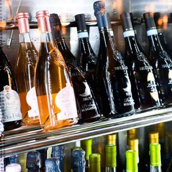 Gut sortierter Weinkühlschrank mit einer Auswahl an Rot-, Weiß- und Roséweinen im Dolce Gusto