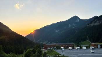 Mehrere Wohnmobile stehen auf dem Stellplatz in Malbun mit Bergpanorama im Hintergrund