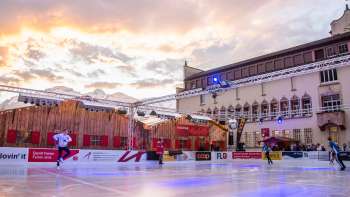 Schlittschuhlaufen auf der bunt beleuchteten Eisfläche von «Vaduz on Ice» auf dem Rathausplatz