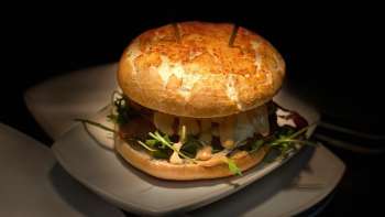 Detailaufnahme eines leckeren Burgers im American Diner 1950