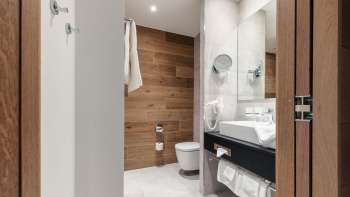 Modernes Badezimmer im Hotel kommod